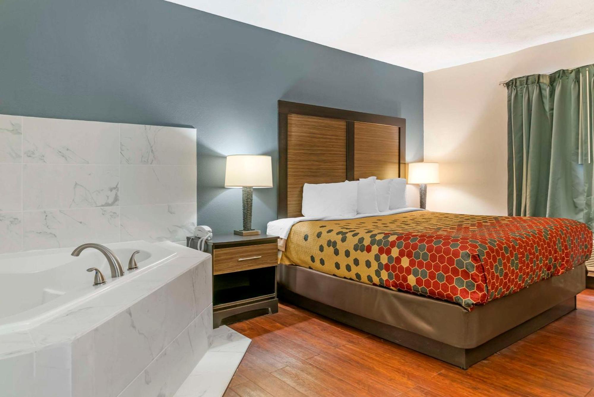 Econo Lodge Траверс-Сіті Екстер'єр фото