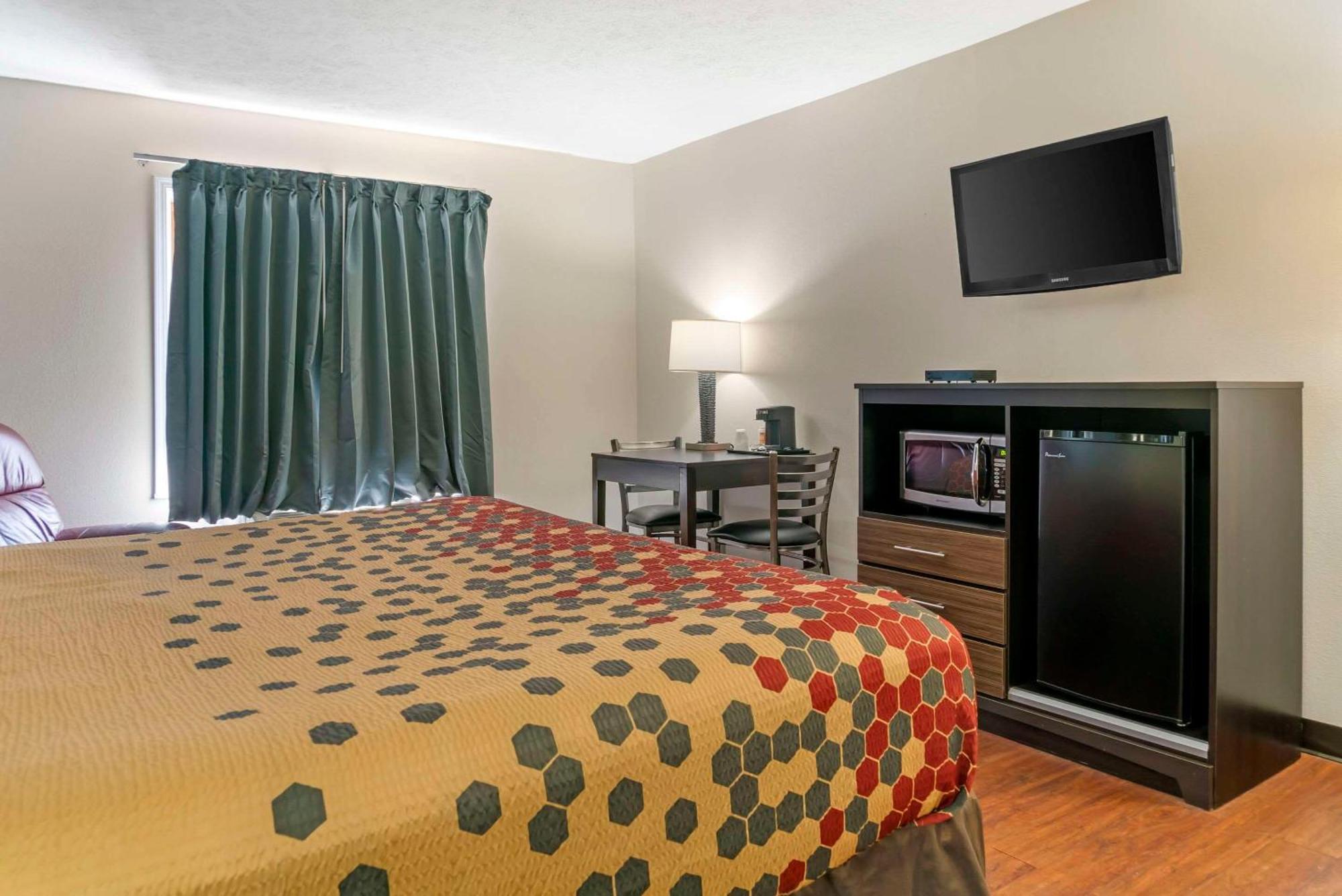 Econo Lodge Траверс-Сіті Екстер'єр фото