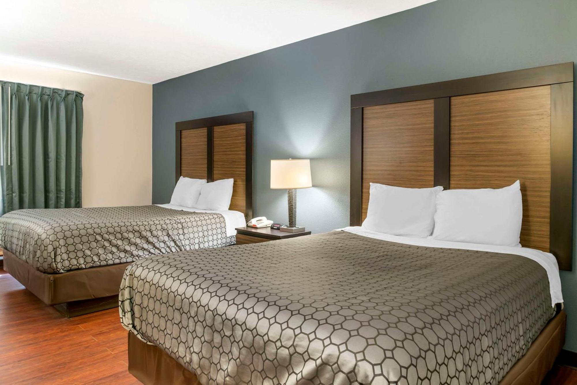 Econo Lodge Траверс-Сіті Екстер'єр фото