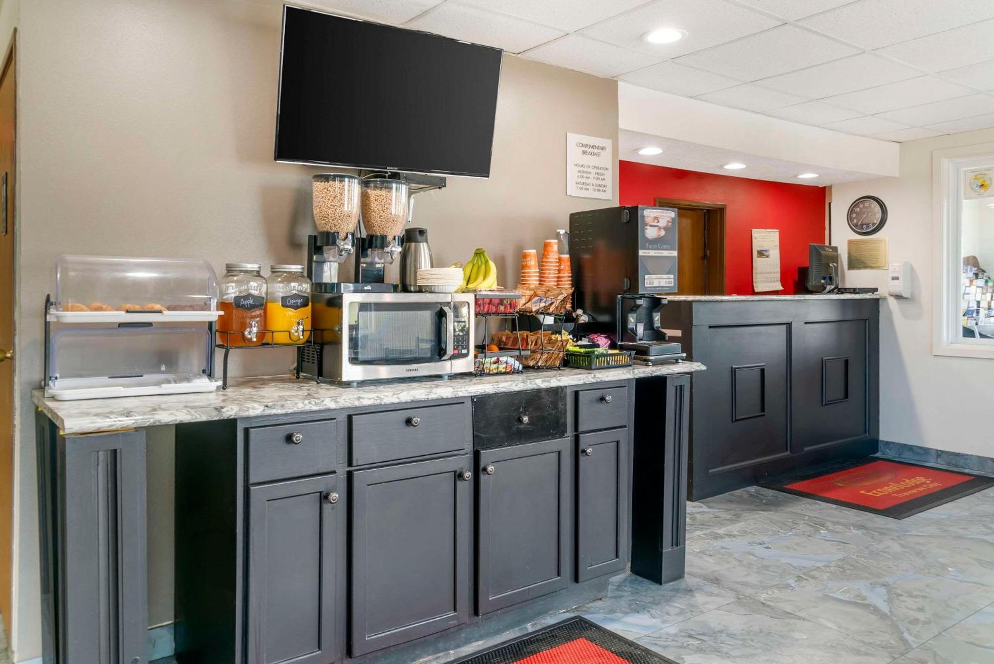 Econo Lodge Траверс-Сіті Екстер'єр фото