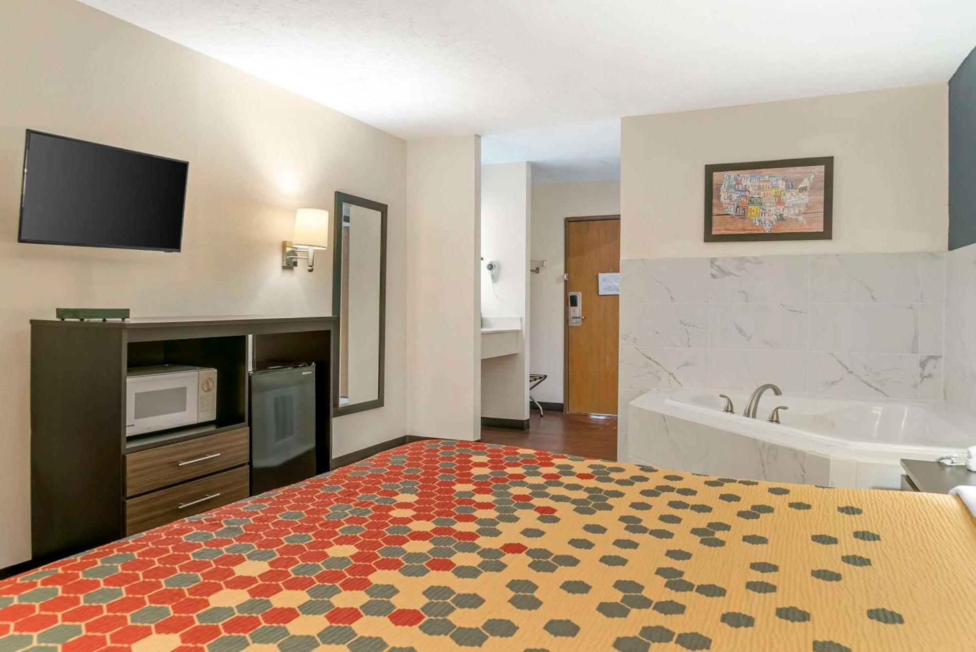 Econo Lodge Траверс-Сіті Екстер'єр фото
