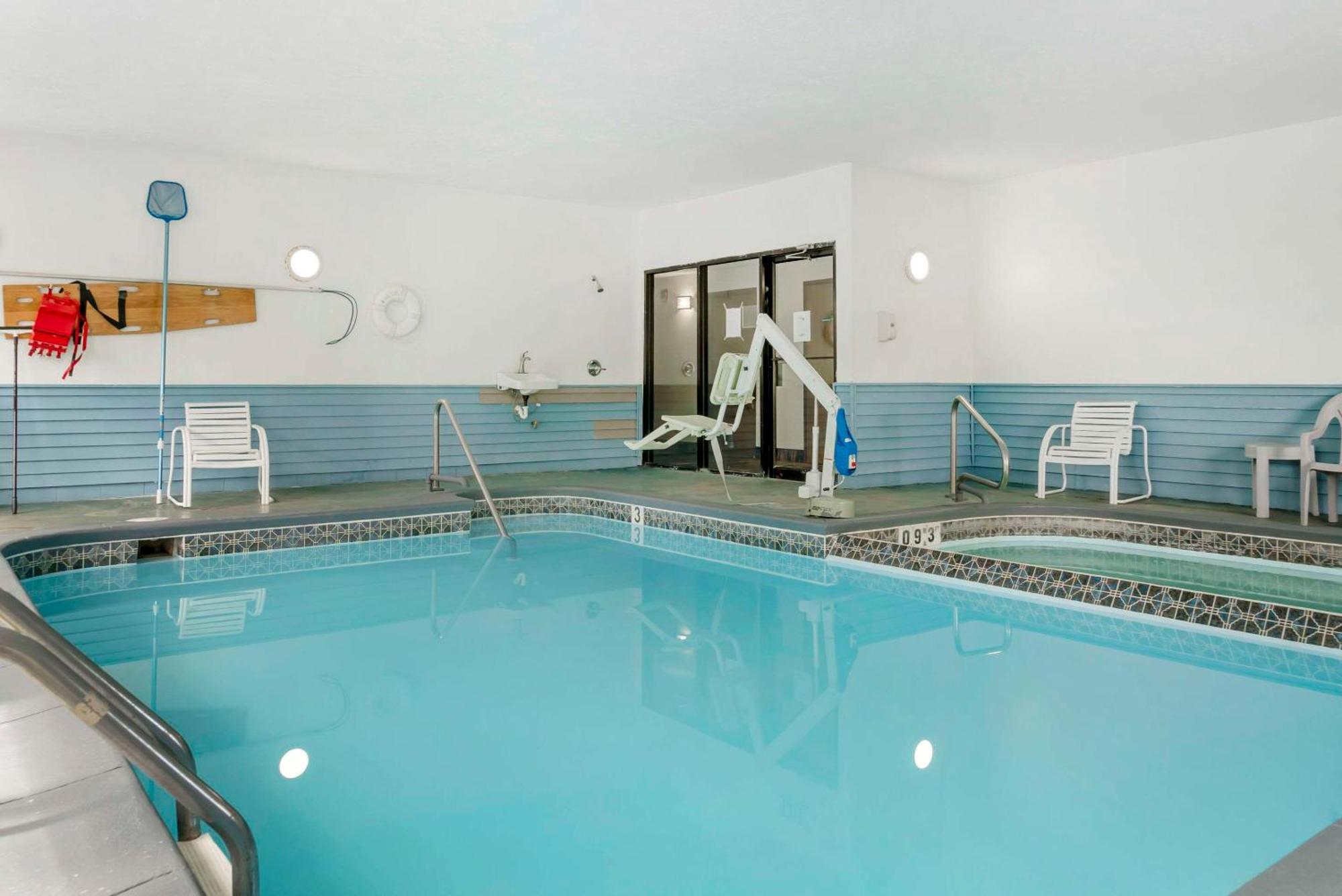 Econo Lodge Траверс-Сіті Екстер'єр фото
