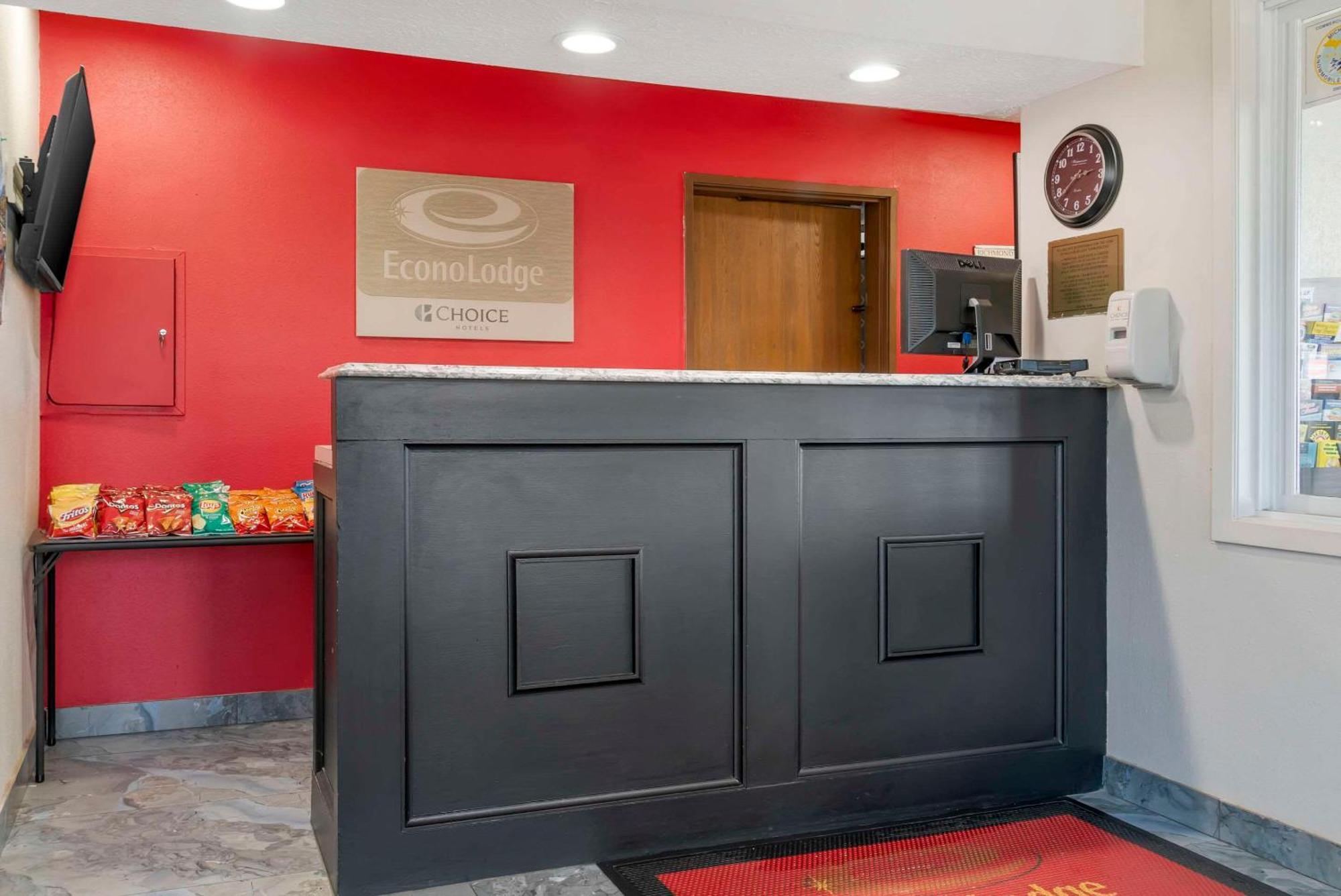 Econo Lodge Траверс-Сіті Екстер'єр фото