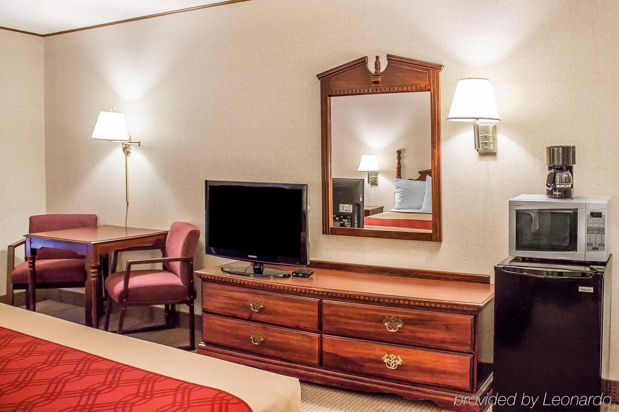 Econo Lodge Траверс-Сіті Екстер'єр фото