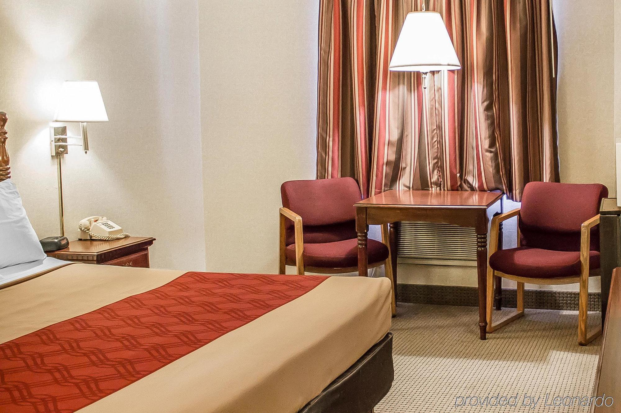 Econo Lodge Траверс-Сіті Екстер'єр фото