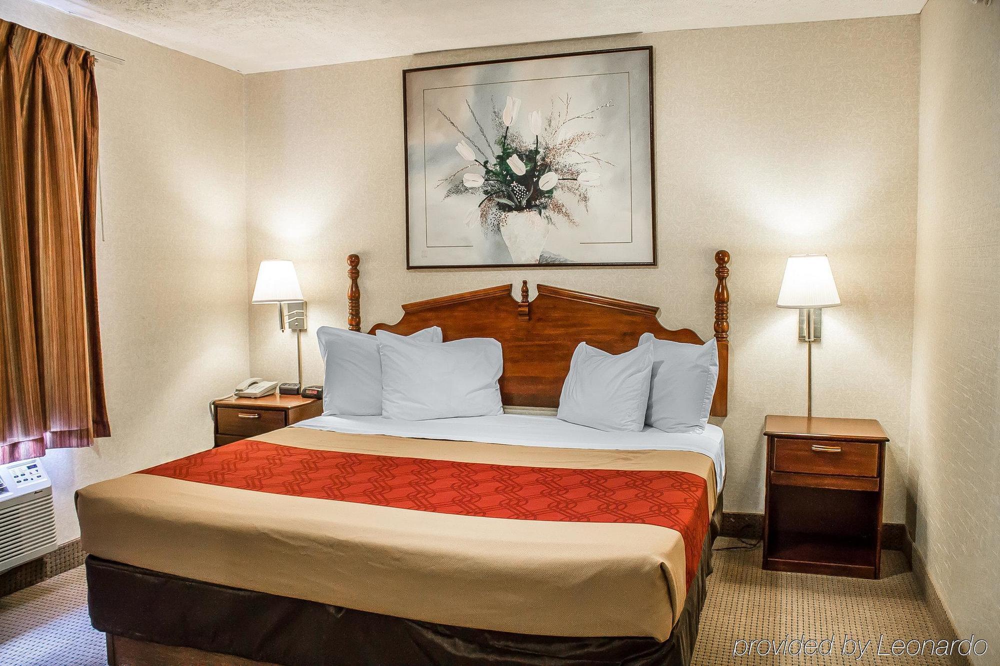 Econo Lodge Траверс-Сіті Екстер'єр фото