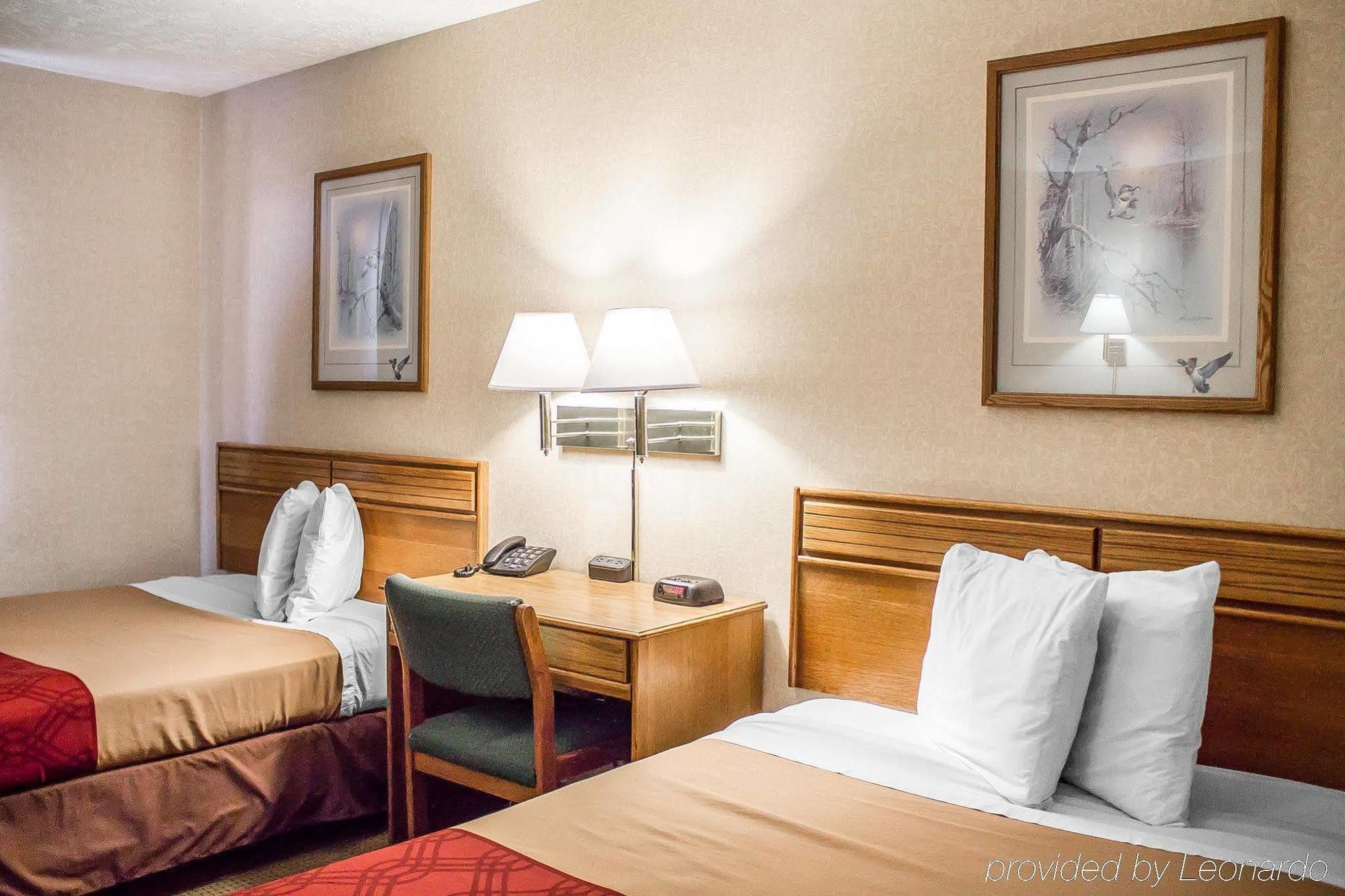 Econo Lodge Траверс-Сіті Екстер'єр фото